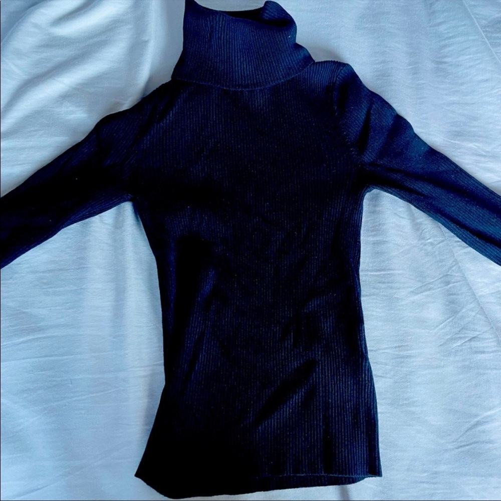 H&M black cropped women’s turtleneck sweater
